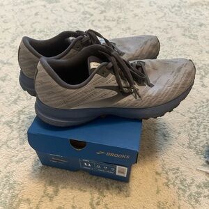 Brooks Gray Athletic Shoes with Mesh Upper
